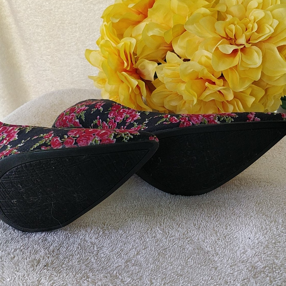 Floral Pointed Toe Pumps - Picture 6 of 7